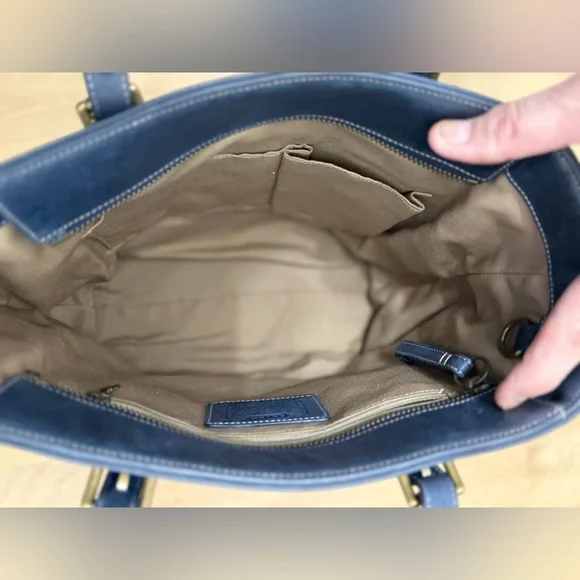 Coach Vintage Hamptons Shoulder/Tote Leather Bag in Navy w/ Embossed Logo - Picture 10 of 12